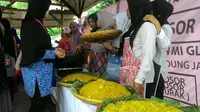 Setelah diolah, makanan khas Bogor yang hanya dapat dijumpai saat Ramadan ini, hasilnya disantap beramai-ramai oleh warga.