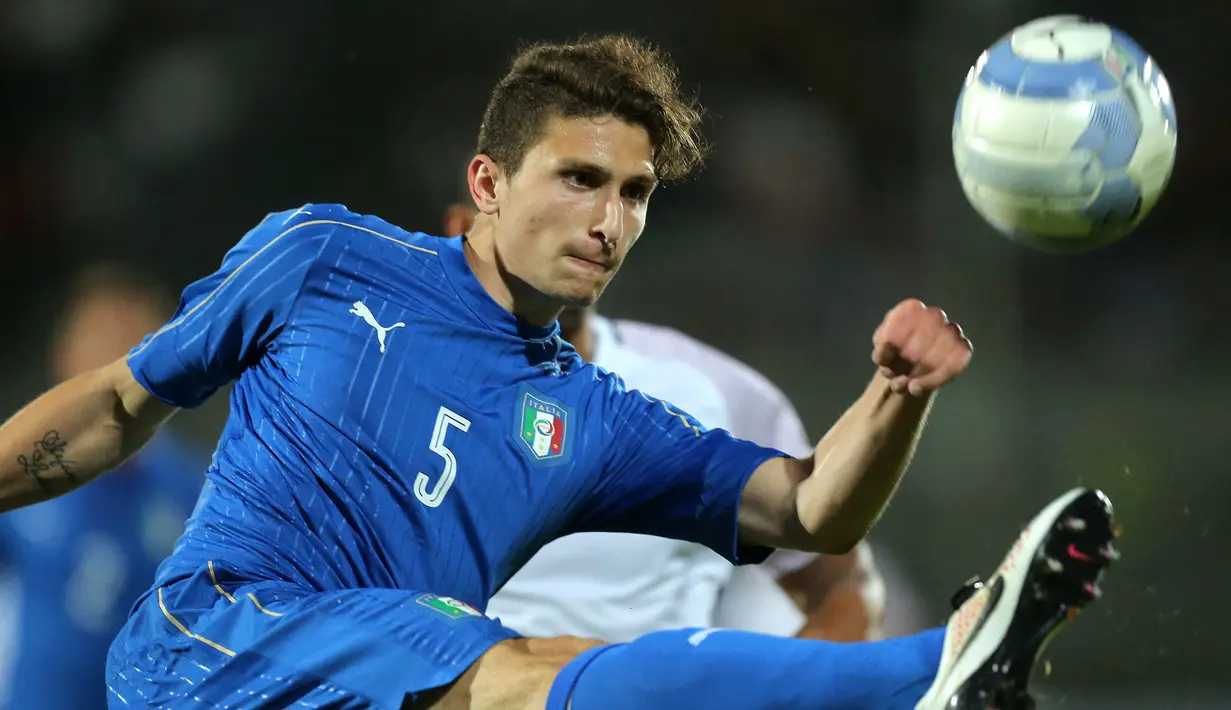 Mattia Caldara merupakan jebolan akademi Atlanta yang didatangkan ke Juventus pada tahun 2017. Meski diboyong dengan harga 19 juta euro, Ia tak banyak turun sebagai pemain reguler dan malah dipinjamkan balik ke Atlanta. Caldara hengkang dari Juve pada 2018 lalu ke AC Milan. (AFP/Marco Bertorello)