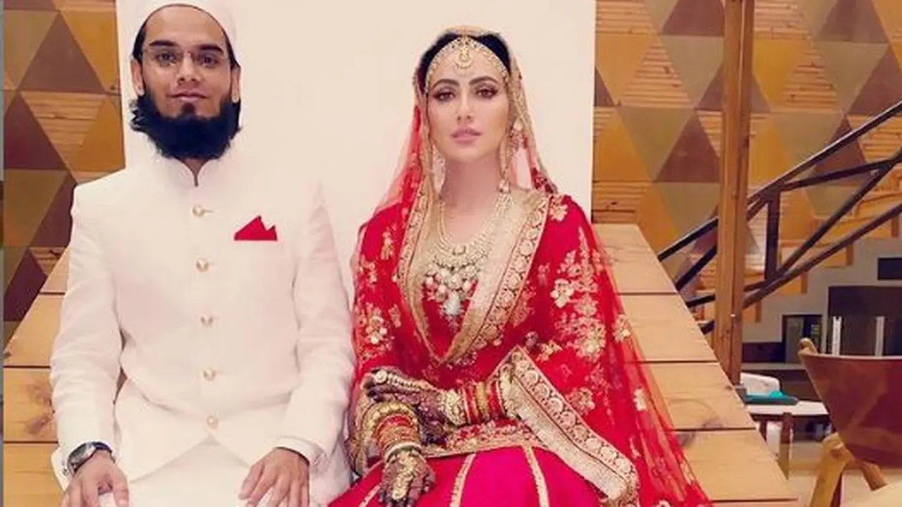 Menikah Diam-Diam, Sana Khan Tampil Berbalut Gaun Tradisional India Berwarna Merah Menyala