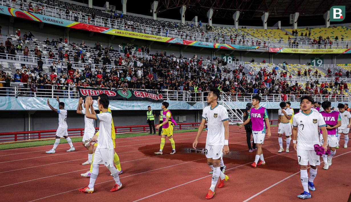 Timnas Indonesia U-17 yang dipimpin oleh Iqbal Gwijangge (kiri) memberikan ucapan terimakasih kepada para suporter yang hadir dalam laga pamungkas Grup A Piala Dunia U-17 2023 melawan Timnas Maroko U-17 yang berlangsung di Stadion Gelora Bung Tomo, Surabaya, Kamis (16/11/2023). (Bola.com/Bagaskara Lazuardi)