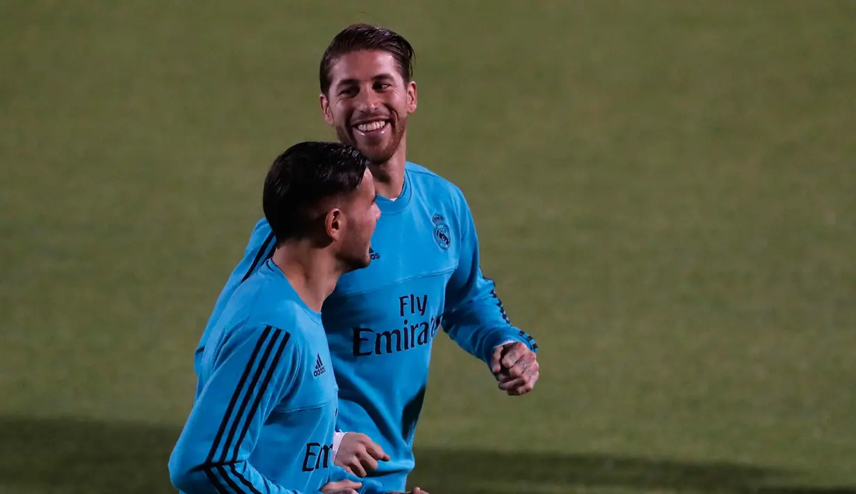 Bek Real Madrid, Sergio Ramos tersenyum saat melakukan pemanasan dalam latihan di Abu Dhabi, Uni Emirat Arab,(11/12). (AP Photo/Hassan Ammar)