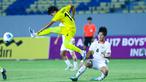 Pemain Timnas Malaysia, Dawud lmran Bin Rozlin, menendang bola saat berebut bola dengan Timnas Indonesia U-17, Girly Andrade Guevara, pada laga kedua Grup A Piala AFF U-17 2026 di Stadion Gelora Joko Samudro, Gresik, Jawa Timur, Kamis (16/4/2026) malam. (Bola.com/M Iqbal Ichsan)