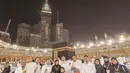 Hal ini menjadi kesempatan bagi Ashanty dan keluarga untuk pergi umrah. Ia sempat mengaku rencana umrah sudah berkali-kali batal dan kini akhirnya mereka bisa berangkat. (Liputan6.com/IG/@ashanty_ash)