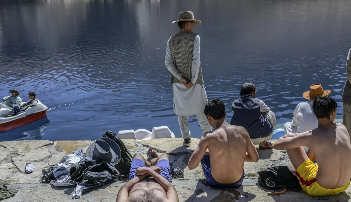 Wisatawan menikmati hari mereka di Danau Band e-Amir, Provinsi Bamiyan, 4 Oktober 2021. Danau Band-e Amir yang memiliki perairan biru menakjubkan disebut juga sebagai Grand Canyon Afghanistan. (BULENT KILIC/AFP)