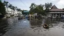 Kondisi pasar ikan yang lumpuh akibat terendam banjir rob di kawasan Muara Baru, Jakarta, Rabu (6/11). Air laut pasang yang terjadi mengakibatkan sejumlah wilayah dilokasi tersebut terendam banjir rob. (Liputan6.com/Faizal Fanani)