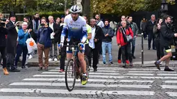 Pembalap sepeda Inggris, Mark Beaumont setibanya di Arc de Triomphe, Paris, setelah menyelesaikan tur keliling dunia dalam waktu 78 hari, Senin (18/9). Mark telah menempuh jarak 28 ribu kilometer lebih, melintasi 14 negara. (CHRISTOPHE ARCHAMBAULT / AFP)