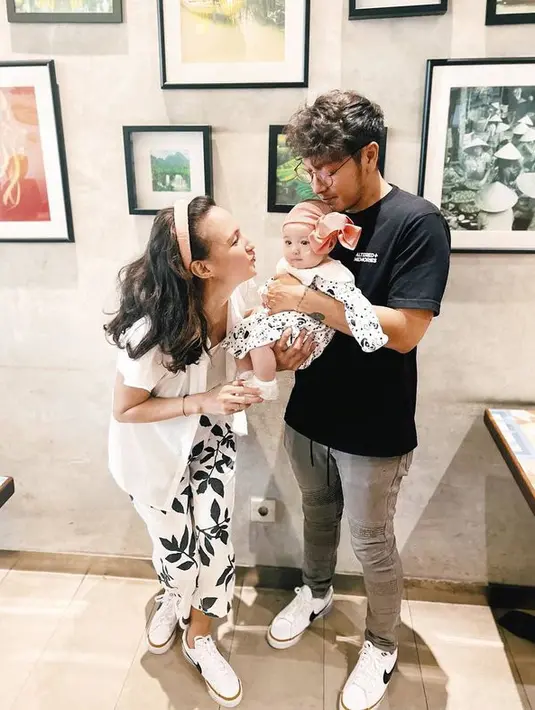 Gak cuma lucu, baby Djiwa juga makin ekspresif, ia suka melempar senyum dan tawa. Manis banget deh. (instagram.com/nadinelist)