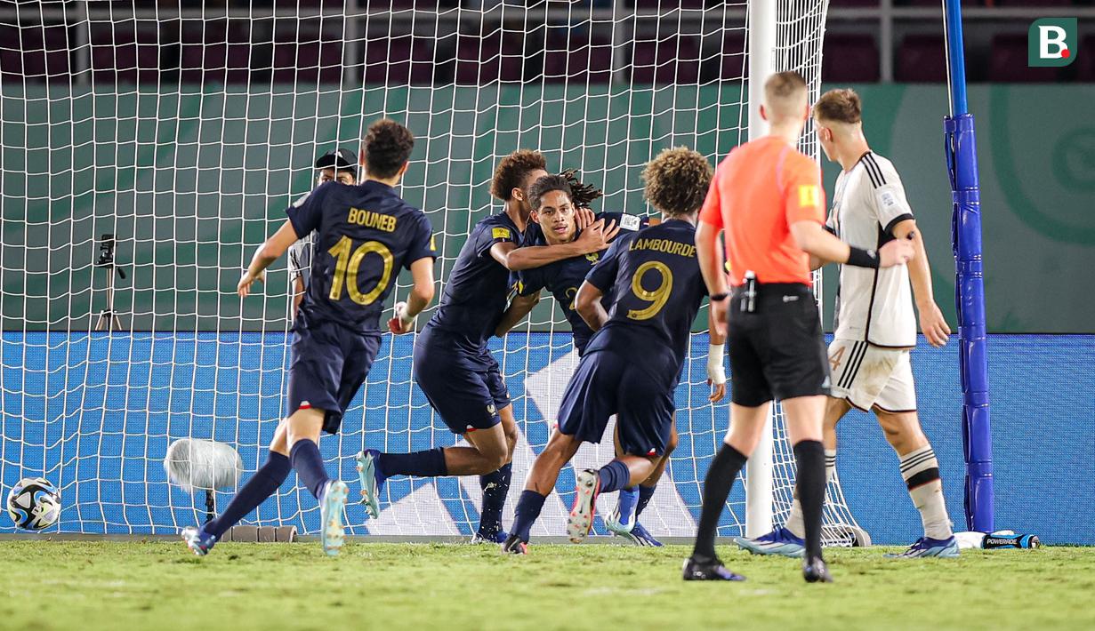 <p>Selebrasi para pemain Timnas Prancis U-17 setelah Mathis Amougou (tengah) mencetak gol penyeimbang 2-2 ke gawang Timnas Jerman U-17 pada laga final Piala Dunia U-17 2023 di Stadion Manahan, Solo, Sabtu (2/12/2023). (Bola.com/Bagaskara Lazuardi)</p>