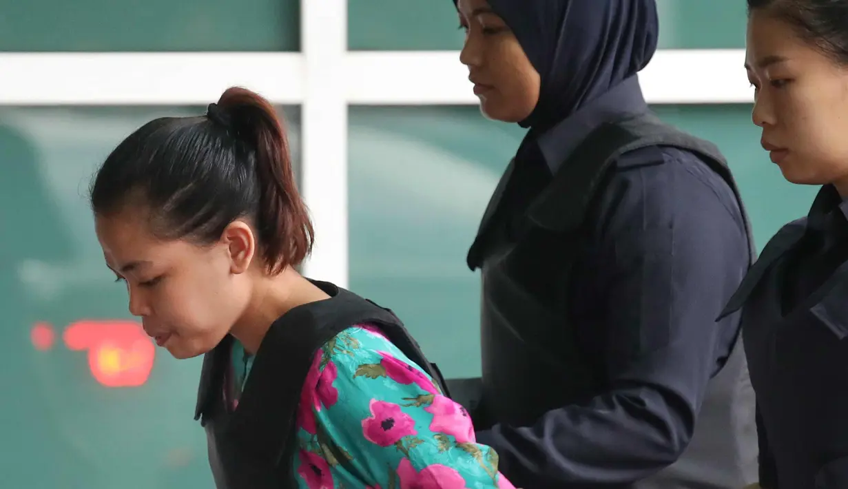 Tersangka Siti Aisyah tiba untuk menjalani sidang lanjutan pembunuhan Kim Jong-nam di Departemen Kimia Malaysia, Petaling Jaya, Kuala Lumpur, (9/10). Sidang beragendakan pemeriksaan barang bukti yang diduga terpapar racun VX. (AP Photo/Sadiq Asyraf)