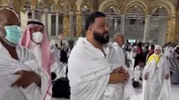 Selain itu, DJ Khaled juga sempat membagikan video yang memperlihatkan dirinya dan Mike Tyson sedang mengelilingi Ka'bah. "Saat aku berjalan di Makkah, air mata berlinang. Air mata kebahagiaan, seumur hidupku aku ingin pergi ke Makkah, berdoa dan bersyuku kepada Allah," tulis pemilik nama Khaled Mohamed Khaled dalam unggahan video. (Liputan6.com/IG/@djkhaled)