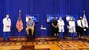 Wakil Presiden Amerika Serikat Mike Pence (kedua kiri) bersama sang istri Karen Pence (ketiga kiri) bersiap untuk menerima suntikan vaksin COVID-19 Pfizer-BioNTech di Gedung Putih, Washington, Jumat (18/12/2020). Acara vaksinasi itu disiarkan secara langsung di televsi AS. (AP Photo/Andrew Harnik)
