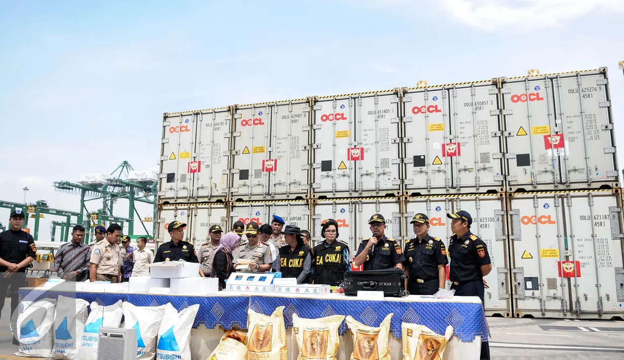 Suasana dalam rilis penggagalan penyelundupan produk perikanan dan bahan pembuat bom di New Port Container Terminal 1, Tanjung Priok Jakarta, Selasa (13/9). (Liputan6.com/Faizal Fanani)