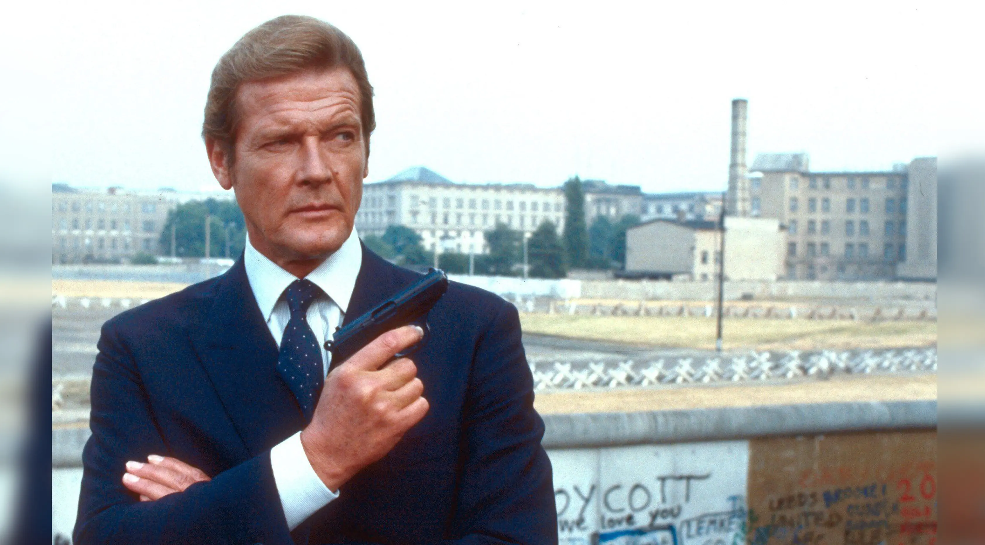 Sir Roger George Moore mulai terkenal semenjak memerankan dua tokoh karakter fiksi detektif asal Inggris, Simon Templar dalam versi serial TV The Saint dari tahun 1962 sampai tahun 1969. (metrouk)