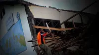 Atap kelas SDN di Probolinggo ambruk saat jam pelajaran berlangsung. Sejumlah murid dilarikan ke ruang unit gawat darurat (UGD).