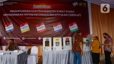 Sejumlah warga mengikuti simulasi pelaksanaan pemungutan suara Pemilu 2024 di TPS 16 Sukarasa, Tangerang, Banten, Senin (29/1/2024). (merdeka.com/Arie Basuki)