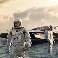 Interstellar (2014) boleh disebut sebagai film tentang ayah. Pasalnya, Interstellar menangkap hubungan Cooper (Matthew McConaughey) dengan anak-anaknya, Tom dan Murph. Bagaimana pun kondisi daerahnya, ia dengan setia menjaga anak-anaknya (Istimewa)