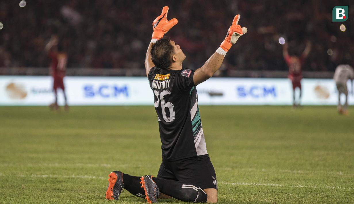 Kiper Persija Jakarta, Andritany Ardhiyasa, merayakan gelar juara Piala Presiden setelah mengalahkan Bali United di SUGBK, Jakarta, Sabtu (17/2/2018). Persija menang 3-0 atas Bali United. (Bola.com/Vitalis Yogi Trisna)