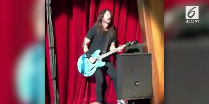 VIDEO: Lagi, Dave Grohl Jatuh saat Manggung