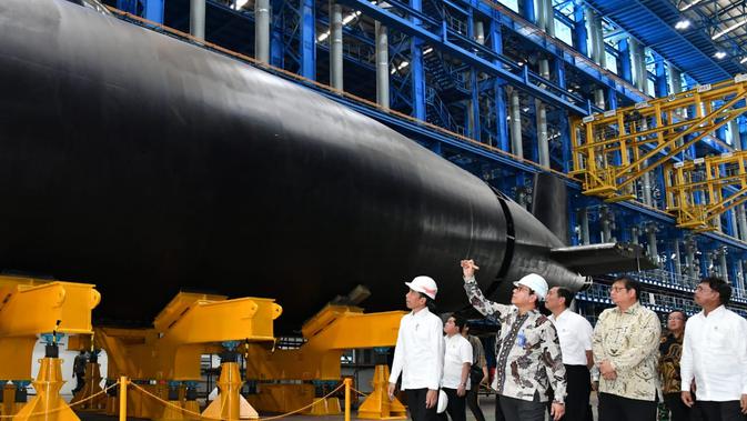 Jokowi meninjau kapal selam Alugoro produksi PT PAL. (Istimewa)