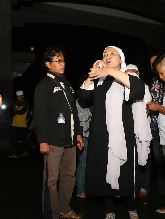 "Saya senang sekali karena dia melahirkan secara normal ya, padahal tulang punggungnya agak miring. Biasanya kalau tulang punggungnya agak miring biasanya agak susah," Ratna Sarumpaet ibunda Atiqah Hasiholan. (Nurwahyunan/Bintang.com)