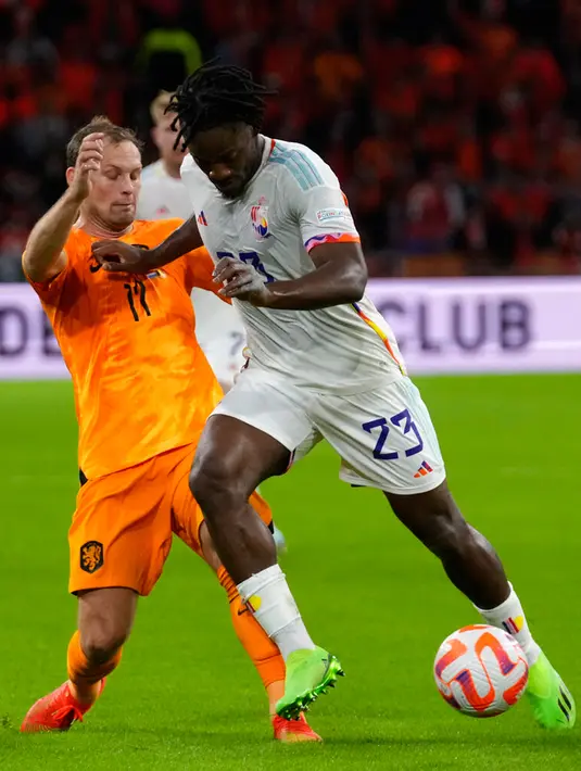Pemain Belanda Daley Blind (kiri) berebut bola dengan pemain Belgia Michy Batshuayi pada pertandingan sepak bola UEFA Nations League di Johan Cruyff ArenA, Amsterdam, Belanda, 25 September 2022. Belanda menang 1-0. (AP Photo/Peter Dejong)