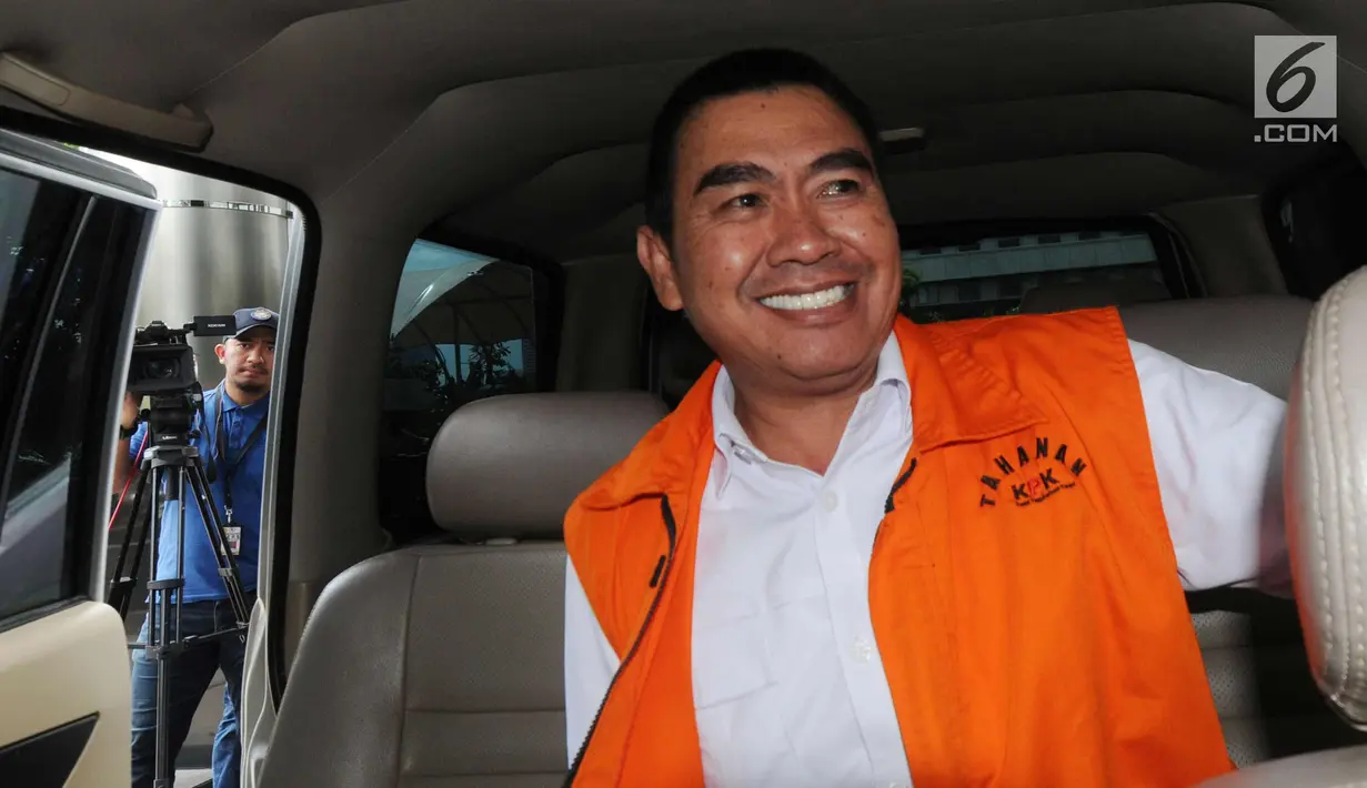 Wali Kota Malang nonaktif, Mochammad Anton berada di dalam mobil untuk menjalani perawatan di RSCM, Jakarta, Kamis (12/4). Anton merupakan tersangka kasus dugaan suap pembahasan APBD-P Pemkot Malang TA 2015. (Merdeka.com/Dwi Narwoko)