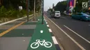 Penampakan jalur sepeda di kawasan Gelora Bung Karno (GBK), Jalan Asia Afrika, Jakarta, Selasa (31/7). Jalur sepeda yang berbarengan dengan trotor jalan ini terhalang sejumlah tiang. (Merdeka.com/Imam Buhori)
