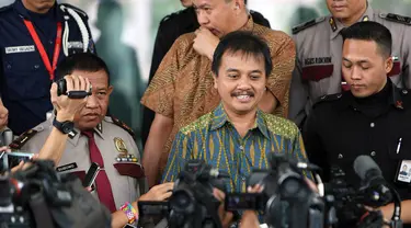 Mantan Menteri Pemuda dan Olah Raga, Roy Suryo mendatangi gedung KPK, Jakarta, (23/10/14). (Liputan6.com/Miftahul Hayat)