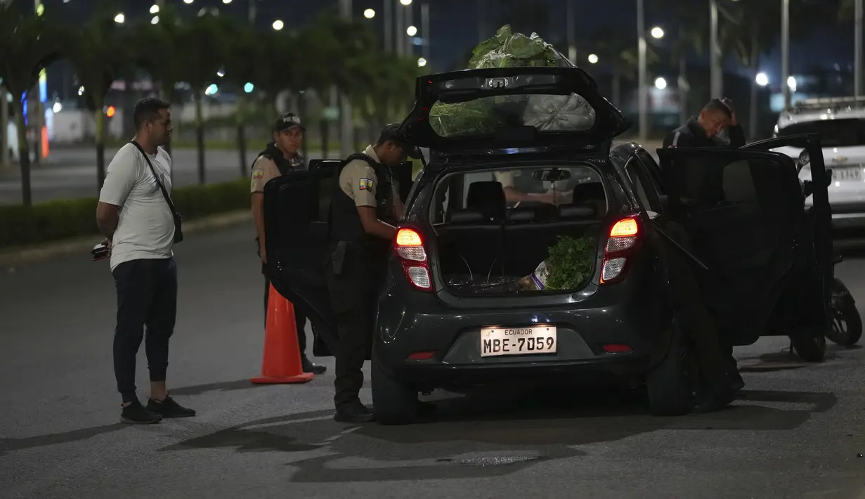 Presiden Ekuador Guillermo Lasso pada hari Senin mengumumkan keadaan darurat dan jam malam di tiga provinsi pesisir, di tengah-tengah gelombang kekerasan pada akhir pekan di negara Andes yang menewaskan sedikitnya delapan orang. (AP Photo/Dolores Ochoa)