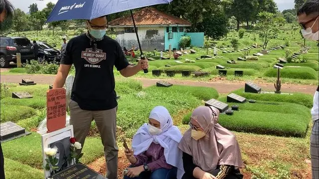 Potret Rekan Seleb Tanah Air Ziarah ke Makam Rina Gunawan. (Sumber: Kapanlagi.com)