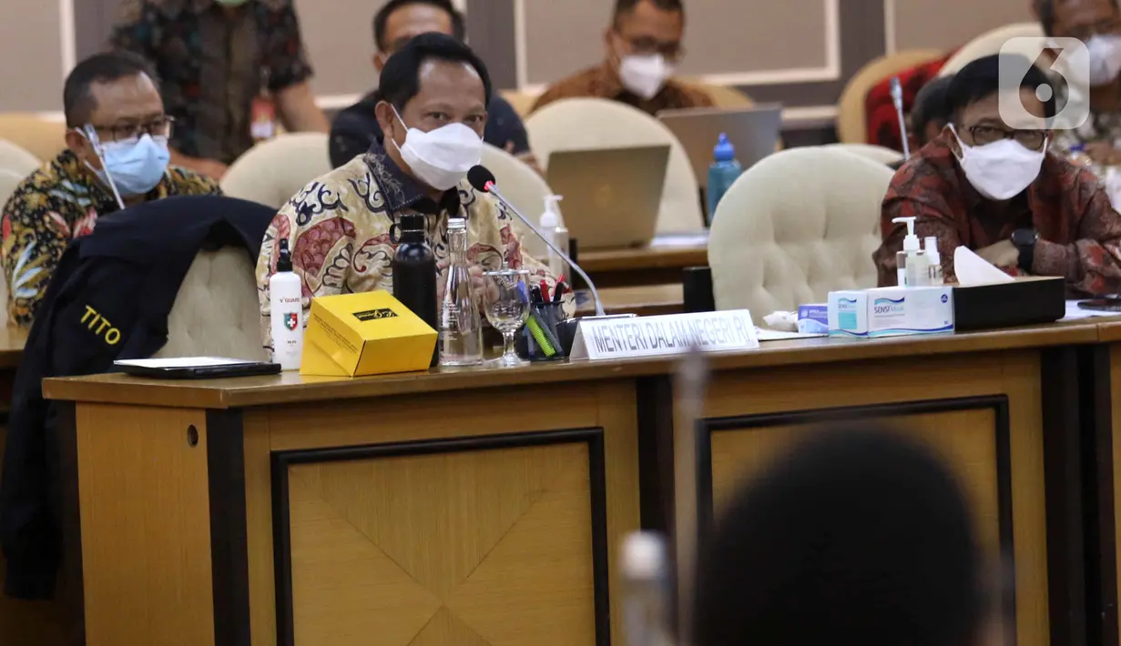 Mendagri Tito Karnavian saat rapat kerja bersama Pansus RUU Perubahan Kedua atas UU Nomor 21 Tahun 2001 tentang Otonomi Khusus bagi Provinsi Papua, Kompleks Parlemen, Jakarta, Kamis (8/4/2021). Rapat mendengar penjelasan pemerintah, pengesahan jadwal Pansus dan mekanisme. (Liputan6.com/Angga Yuniar)