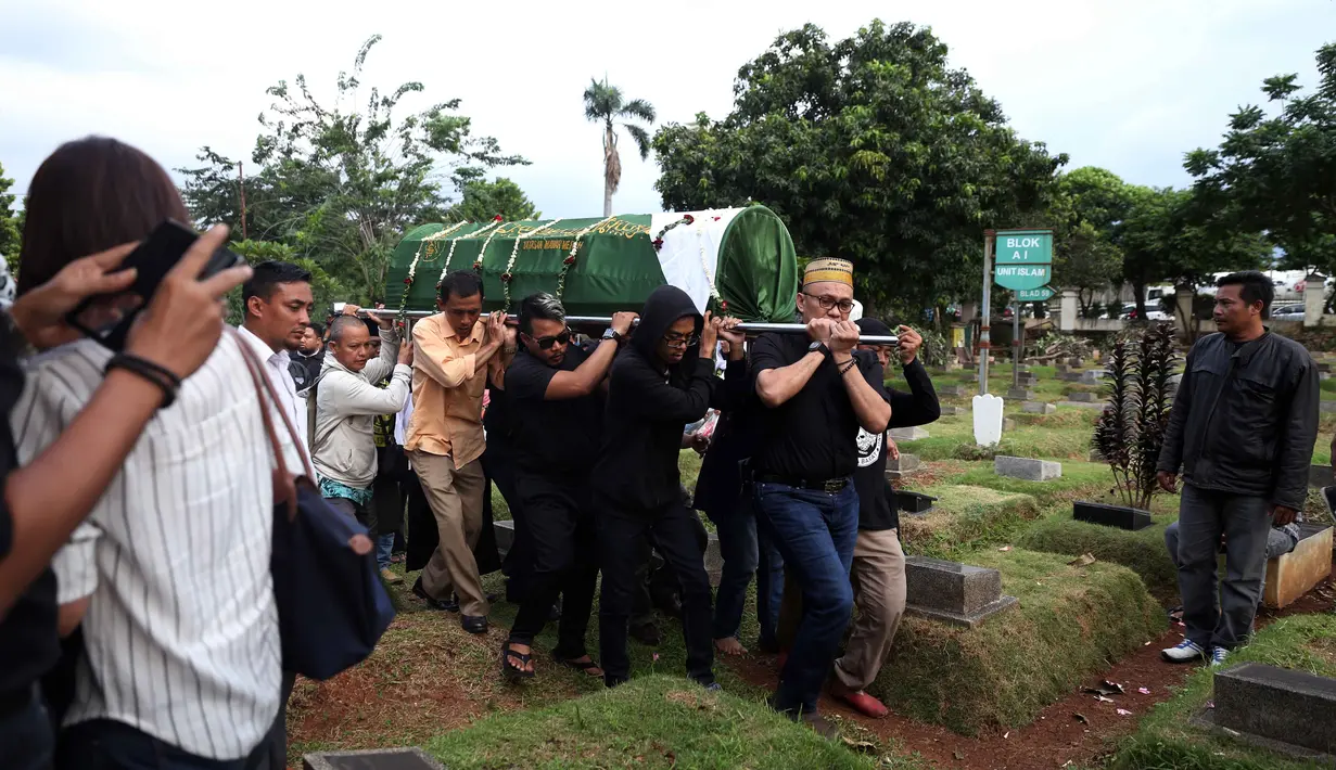 Isak tangis tak lagi bisa ditahan menyaksikan prosesi pemakaman. Kerabat serta teman sesama artis yang mengantarkan. Al Mufthi diberi kesempatan lebih dekat untuk melihat ibundanya yang terakhir kali sebelum diurug dengan tanah. (Nurwahyunan/Bintang.com)