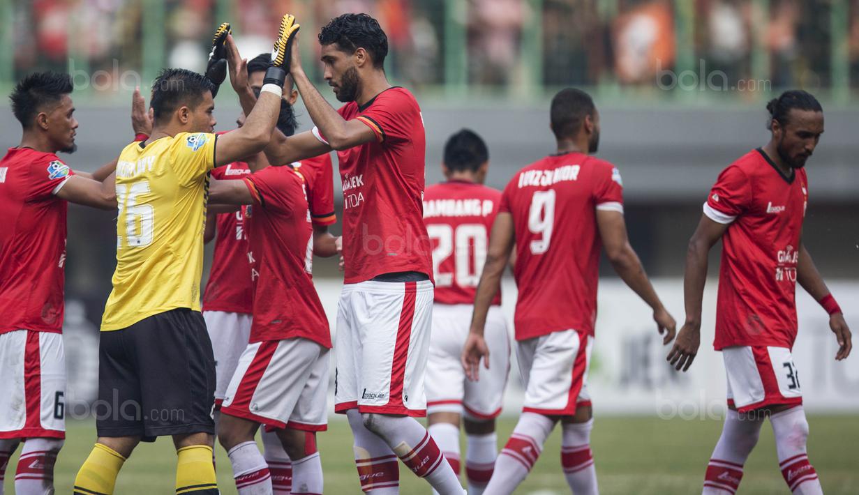 Para pemain Persija merayakan kemenangan atas Borneo FC pada laga Liga 1 di Stadion Patriot Bekasi, Jawa Barat, Minggu (16/7/2017). Persija menang 1-0 atas Borneo FC. (Bola.com/Vitalis Yogi Trisna)