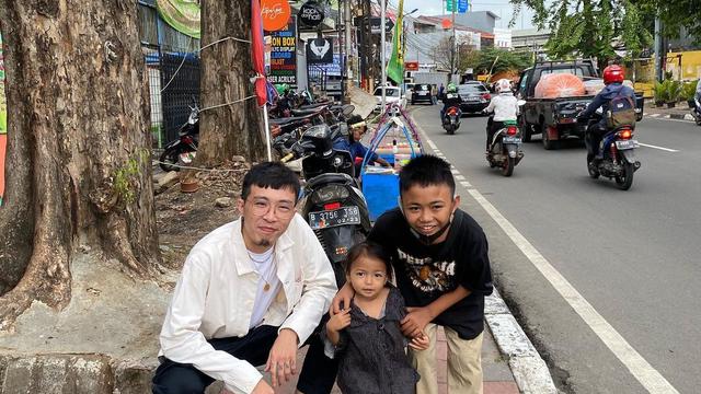 Viral Kisah Bocah Tukang Parkir, Kini Dapat Beasiswa dari dr. Tirta