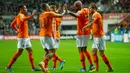 Para pemain Belanda merayakan gol yang Ryan Babel ke gawang Estonia pada laga Kualifikasi Piala Eropa 2020 di Talinn, Estonia, Senin (9/9). Estonia kalah 0-4 dari Belanda. (AFP/Raigo Pajula)