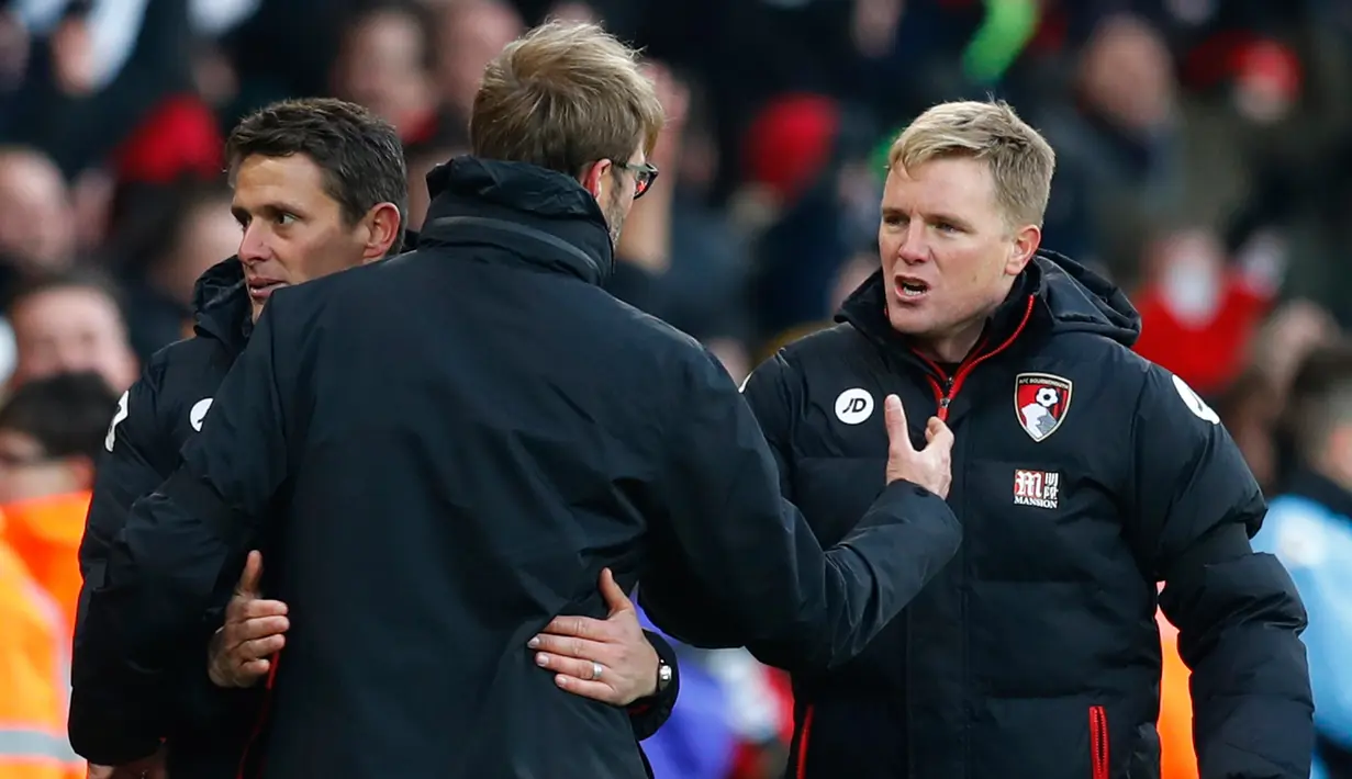 Pelatih Liverpool, Jurgen Klopp Berjabat tangan dengan pelatih Bournemouth, Bournemouth Eddie Howe dan asisten Jason Tindall usai pertandingan antara Liverpool melawan Bournemouth di Stadion Vitality, Inggris (4/12). (Reuters/Eddie Keogh)