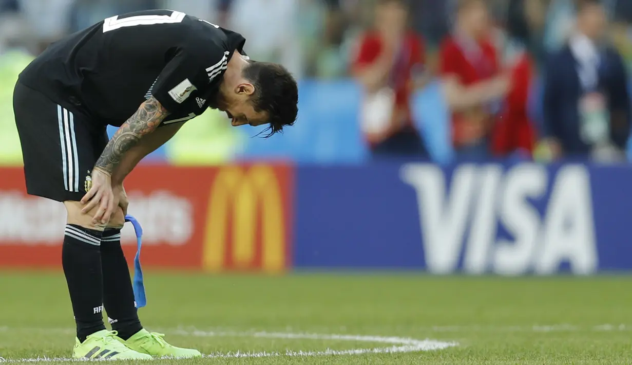 Bintang Argentina, Lionel Messi, tampak sedih usai ditahan imbang Islandia pada laga Grup D Piala Dunia di Stadion Spartak, Moskow, Sabtu (16/6/2018). Dirinya gagal penalti, Argentina ditahan imbang 1-1 oleh Islandia. (AFP/Antonio Calanni)