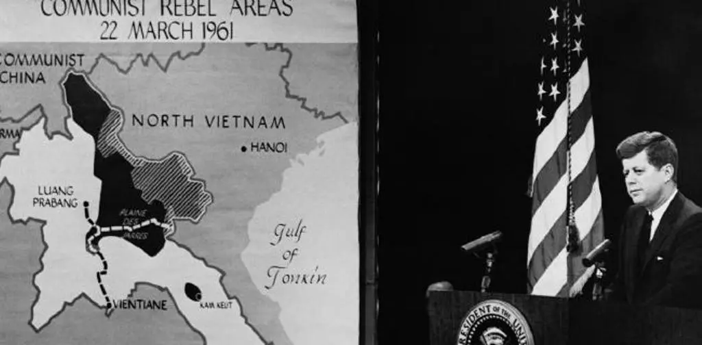 Presiden John F Kennedy di depan peta CIA tentang komunis Vietnam (CIA)