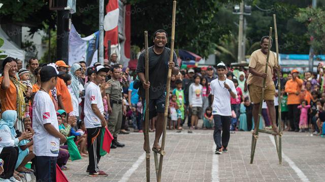 Foto: TAFISA Games 2016, Keseruan Balap Egrang di Tepi Pantai - Ragam