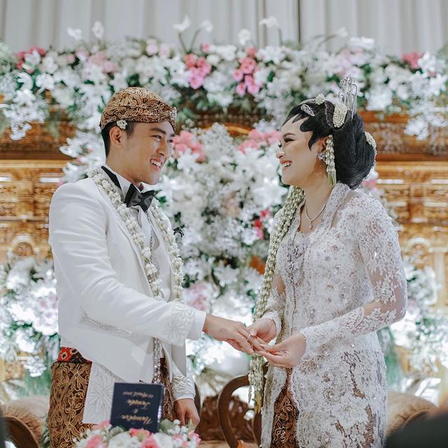 7 Pesona Twinda Rarasati saat Pakai Kebaya, Anggun Banget