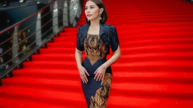 Prilly Latuconsina Tampil Anggun di FFI 2025, Pamer Pinggang Ramping dalam Kebaya Modifikasi Karya Byansoe