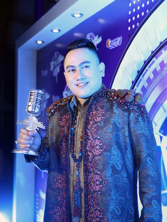 Jebolan ajang pencarian bakat dangdut, Nassar menyabet penghargaan sebagai Penyanyi Dangdut Pria Paling Ngetop, SCTV Music Awards 2016. (Nurwahyunan/Bintang.com)
