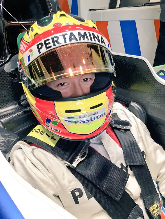 Rio Haryanto di kokpit mobil MRT05 bernomor 88 Manor Racing jelang tes pramusim di Sirkuit Catalunya, Barcelona, Spanyol, Rabu (24/2/2016).  (Twitter/Rio Haryanto)