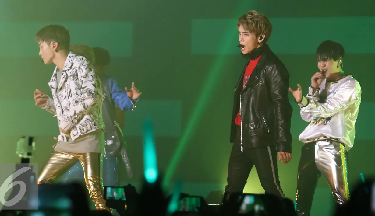 Aksi boy band SHINee pada saat konser bertajuk "SHINee World V in Jakarta" di kawasan Kemayoran, Jakarta, Sabtu (12/11). SHINee tampil dengan membawakan 30 lagu dan album baru mereka 1 of 1. (Liputan6.com/Herman Zakharia)