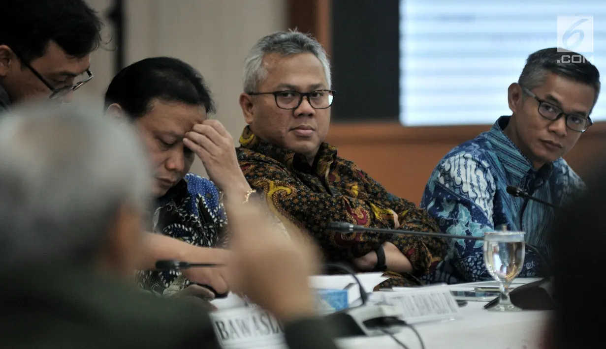 Ketua KPU Arief Budiman memimpin pengundian zona kampanye rapat umum untuk peserta Pemilu 2019 di Kantor KPU RI, Jakarta, Rabu (6/3). KPU telah membagi 34 provinsi di Indonesia ke dalam dua zona, yakni A dan B. (merdeka.com/Iqbal S Nugroho)