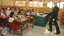 Mantan Abang Jakarta berdiskusi dengan murid saat Pendidikan Nasional 2016 di SDN 01 Pagi Tegal Parang, Jakarta, Senin (2/5). Kegiatan ini bertujuan untuk memberikan Inspirasi kepada siswa sebagai generasi penerus bangsa. (Liputan6.com/Gempur M Surya)