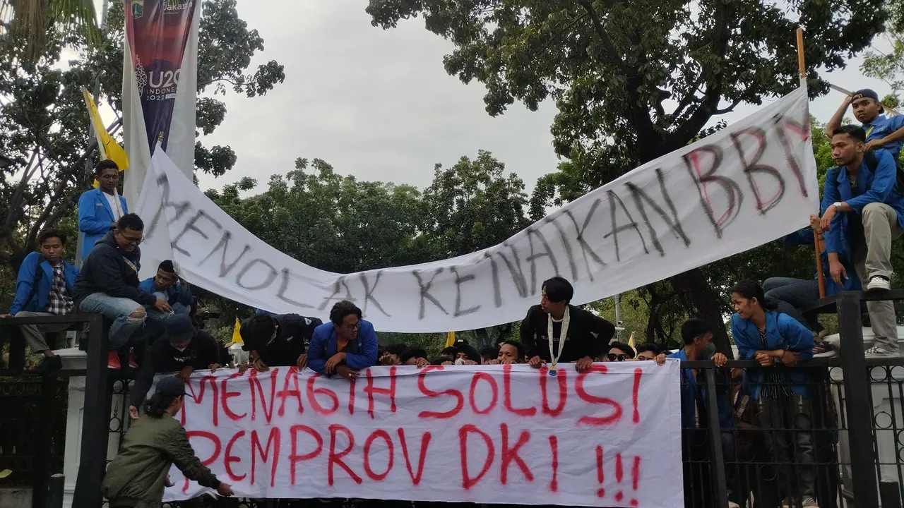 Pengurus Cabang Pergerakan Mahasiswa Islam Indonesia (PMII) Jakarta Timur melakukan aksi unjuk rasa di depan Balai Kota DKI Jakarta