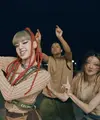 Sayangnya, rambut kepang yang dikenakan dalam video klip Money dianggap melakukan perampasan budaya. Mengetahui hal tersebut, Lisa pun menerima kritikan tersebut dan meminta maaf. Terlepas dari itu, Lisa tampil memesona dengan berbagai gaya rambut selama promosinya. Dok YG Entertaiment