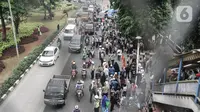 Massa pendukung memadati Pengadilan Negeri Jakarta Timur saat sidang perdana Rizieq Shihab, Jakarta, Selasa (16/3/2021). Massa mendatangi PN Jakarta Timur untuk menyaksikan sidang Rizieq Shihab terkait kasus kerumunan dan tes usap meski digelar secara virtual. (merdeka.com/Iqbal S. Nugroho)