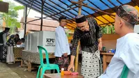 Salah satu warga di Kampung Benda Kerep menggunakan sari kunyit sebagai tanda telah menggunakan hak suaranya. Foto (Liputan6.com / Panji Prayitno)
